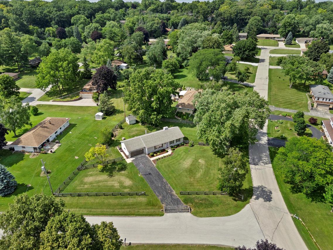 21410 W Valley Dr, New Berlin, WI 53146