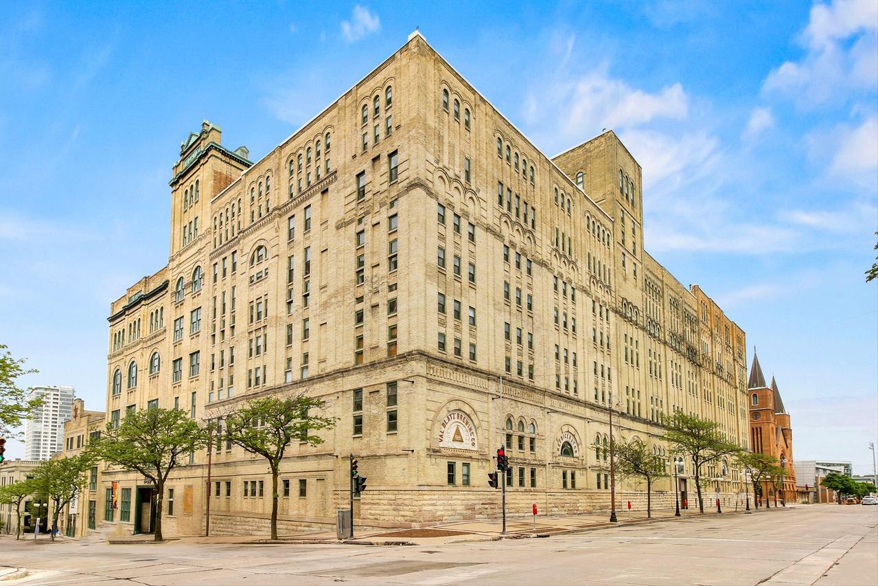 270 E Highland Ave #632, Milwaukee, WI 53202