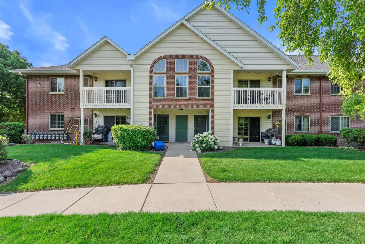 1922 Parknoll Ln #11, Port Washington, WI 53074