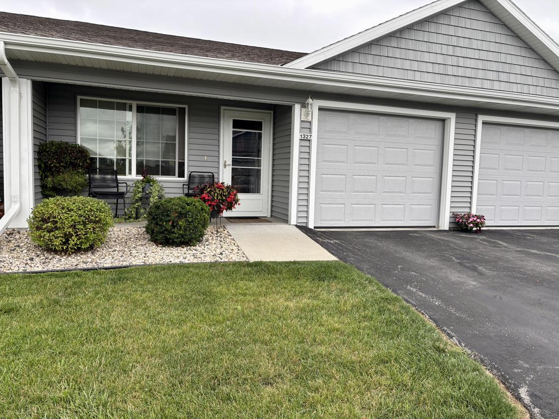 1327 S Wilson Ave, Hartford, WI 53027