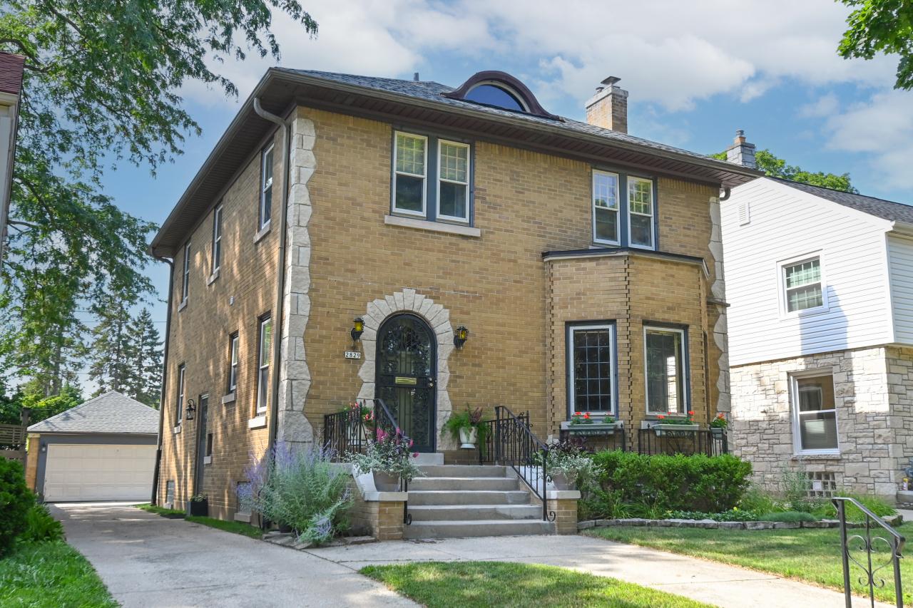 2829 N Hartung Ave, Milwaukee, WI 53210