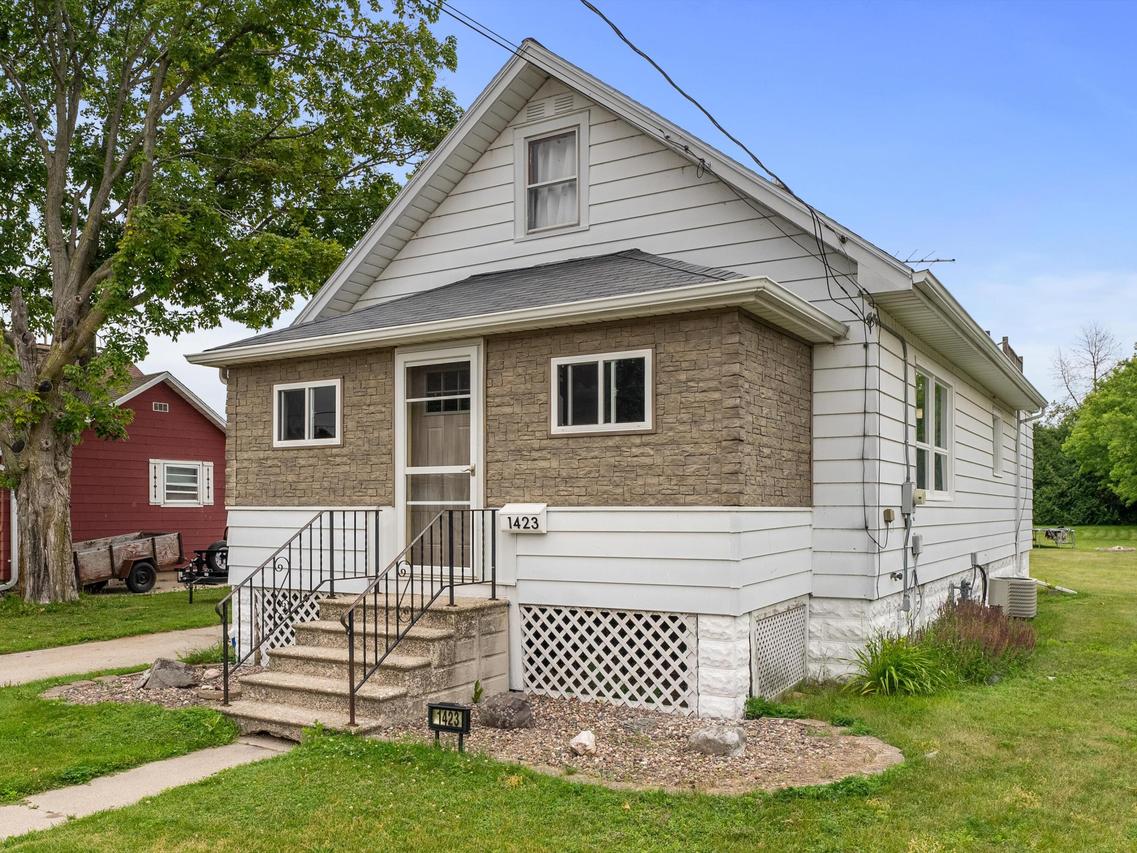 1423 Glenwood St, Two Rivers, WI 54241