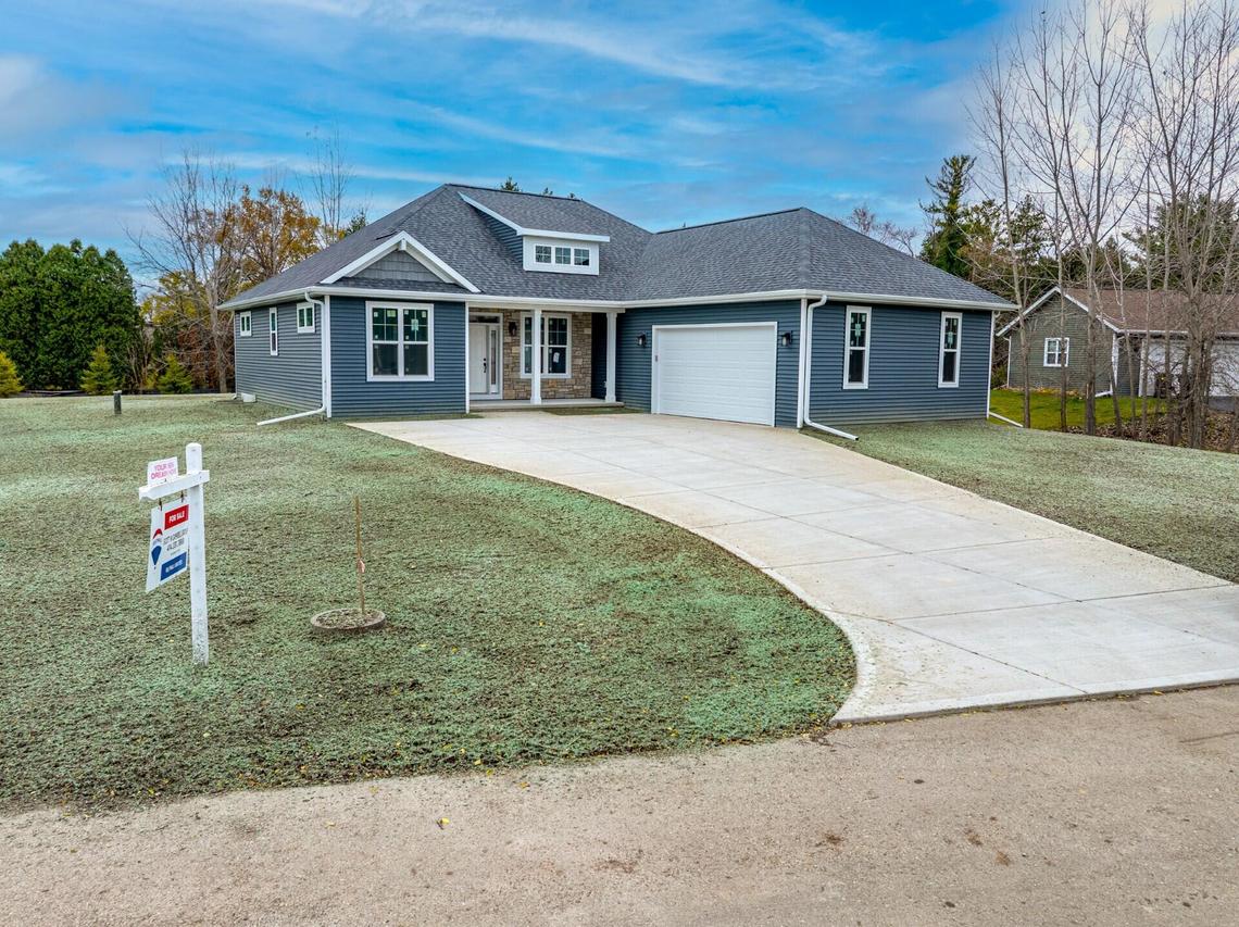 9809 N Cedarburg Rd, Mequon, WI 53092