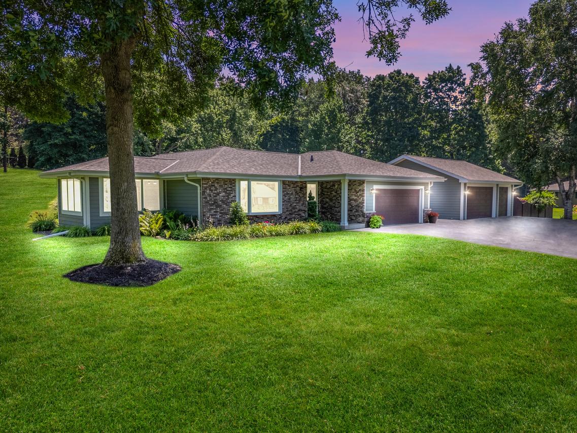 21605 W Hidden Valley, New Berlin, WI 53146