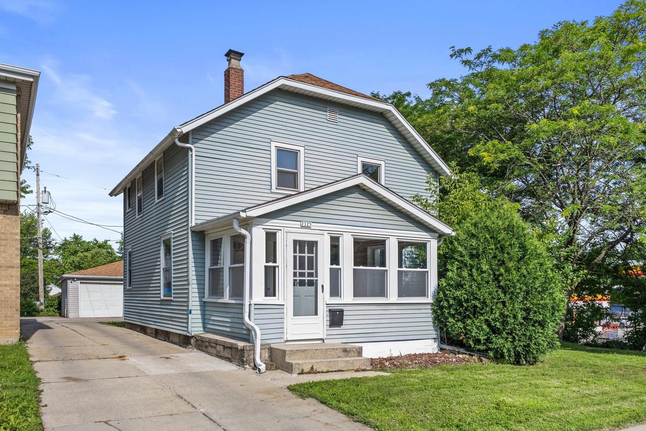 2325 S 76th St, West Allis, WI 53219