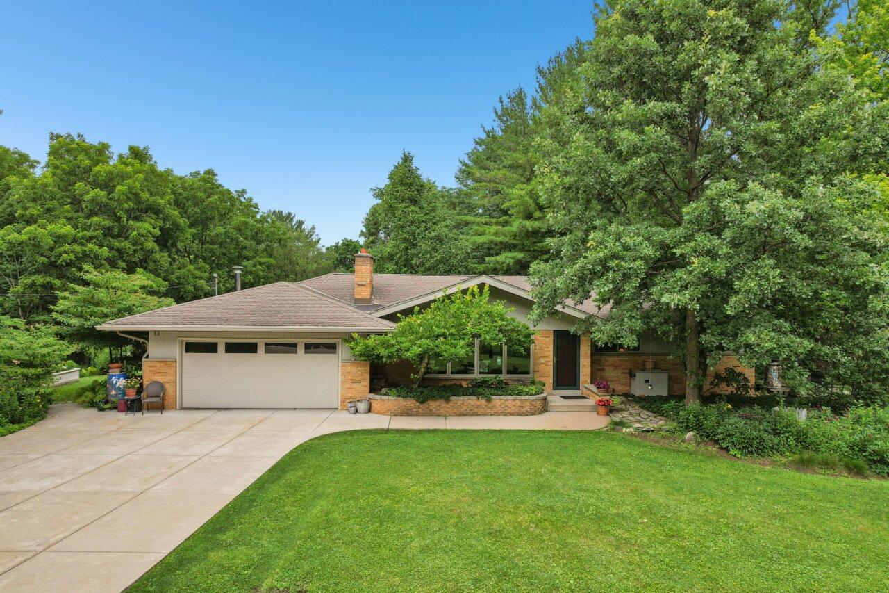 W270S3565 Oak Knoll, Waukesha, WI 53189