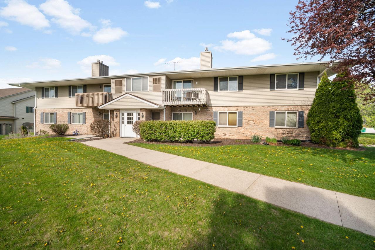 2043 Pine Ridge #G, Grafton, WI 53024