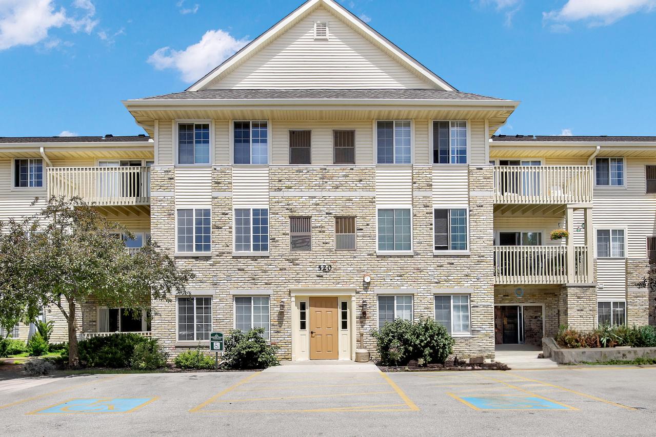 520 Windstone Dr #203, Hartland, WI 53029