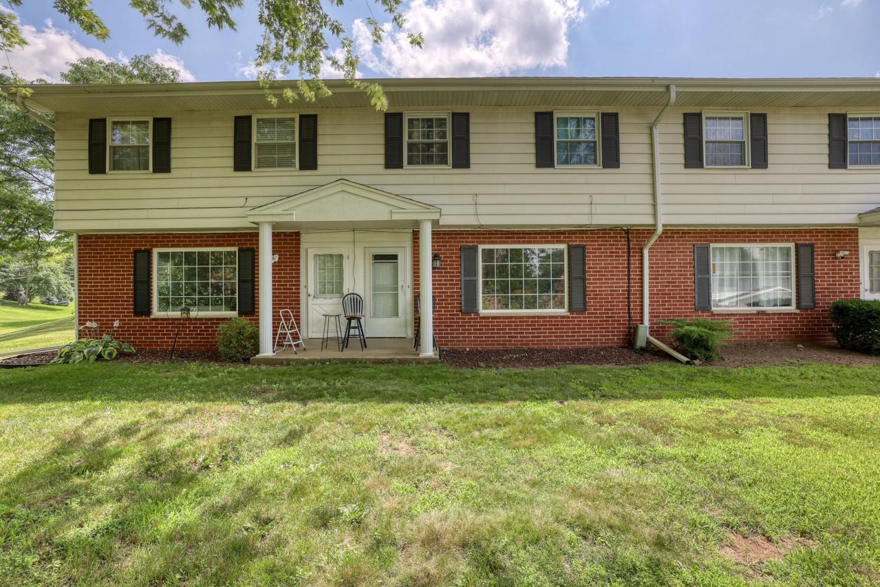 18570 Kamala Ct, Brookfield, WI 53045