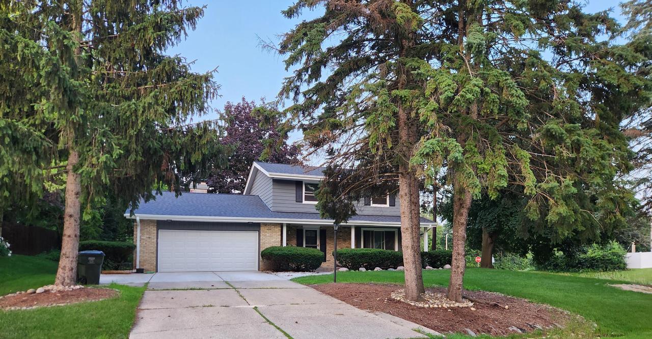 3330 S Hickory Rd, New Berlin, WI 53151
