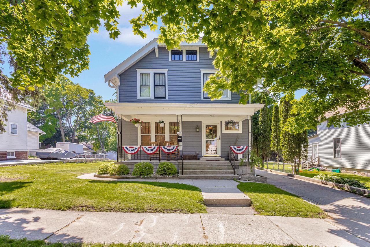 1326 S 8th St, Manitowoc, WI 54220