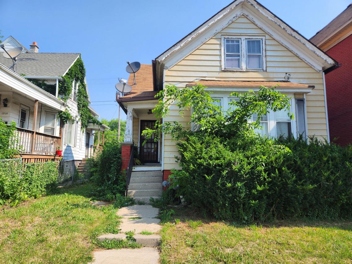 1906 W Lincoln Ave, Milwaukee, WI 53215