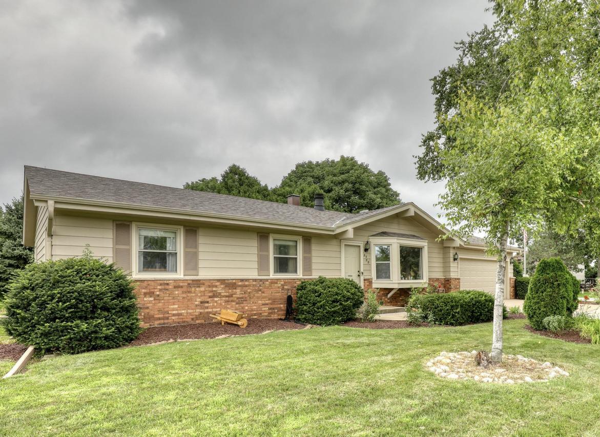 3555 S Loretta Ln, New Berlin, WI 53151