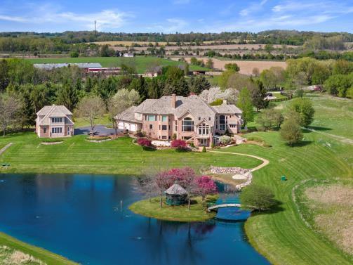 N84W36411 Riverwood Ln, Oconomowoc, WI 53066