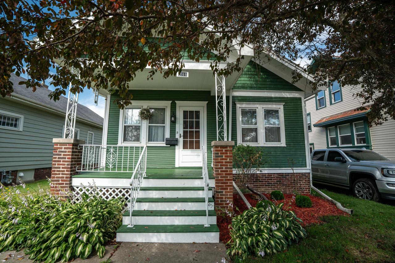 2016 Grange Ave, Racine, WI 53403