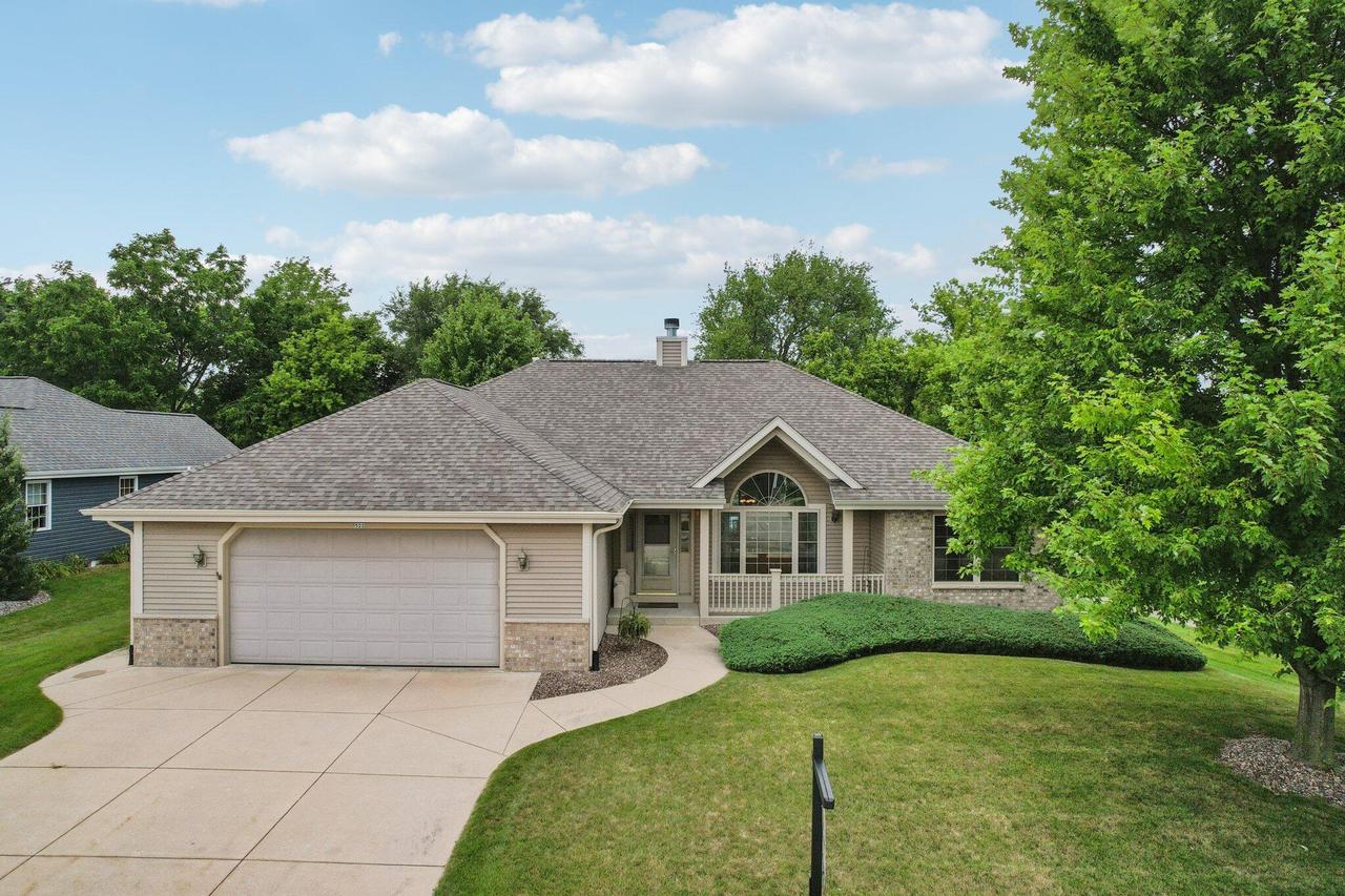 522 Thurow Dr, Oconomowoc, WI 53066