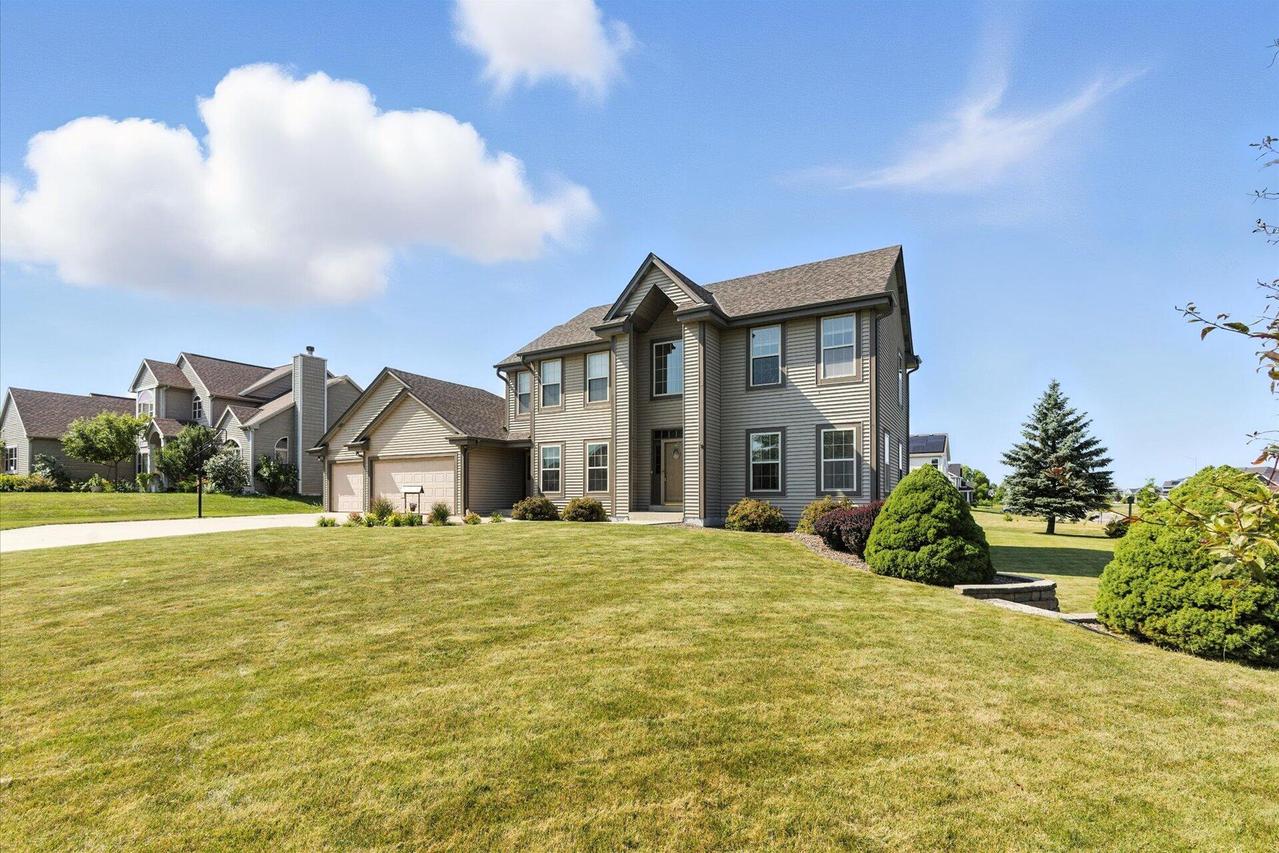 4712 W Woodward Dr, Franklin, WI 53132
