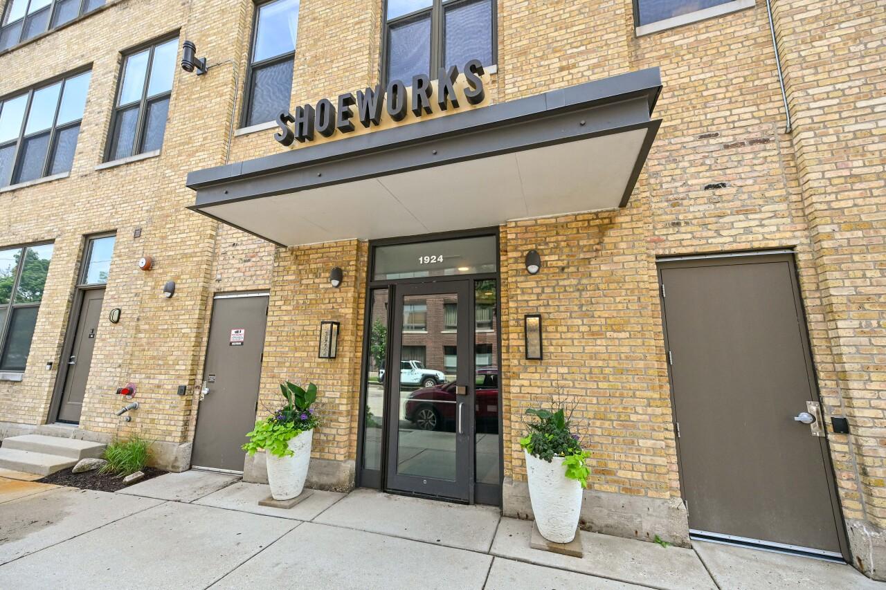 1924 N Hubbard St #218, Milwaukee, WI 53212