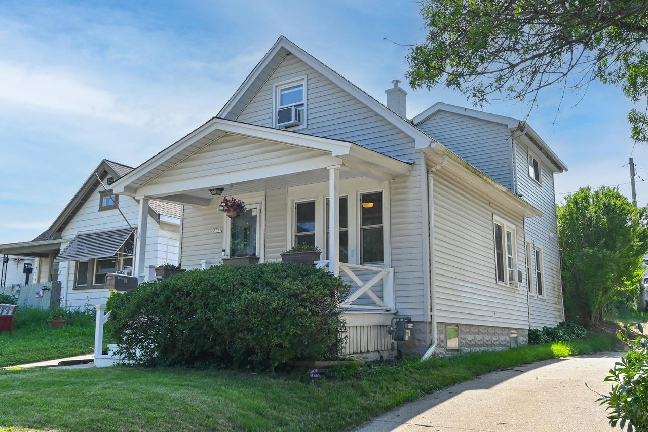 2177 S 94th St, West Allis, WI 53227