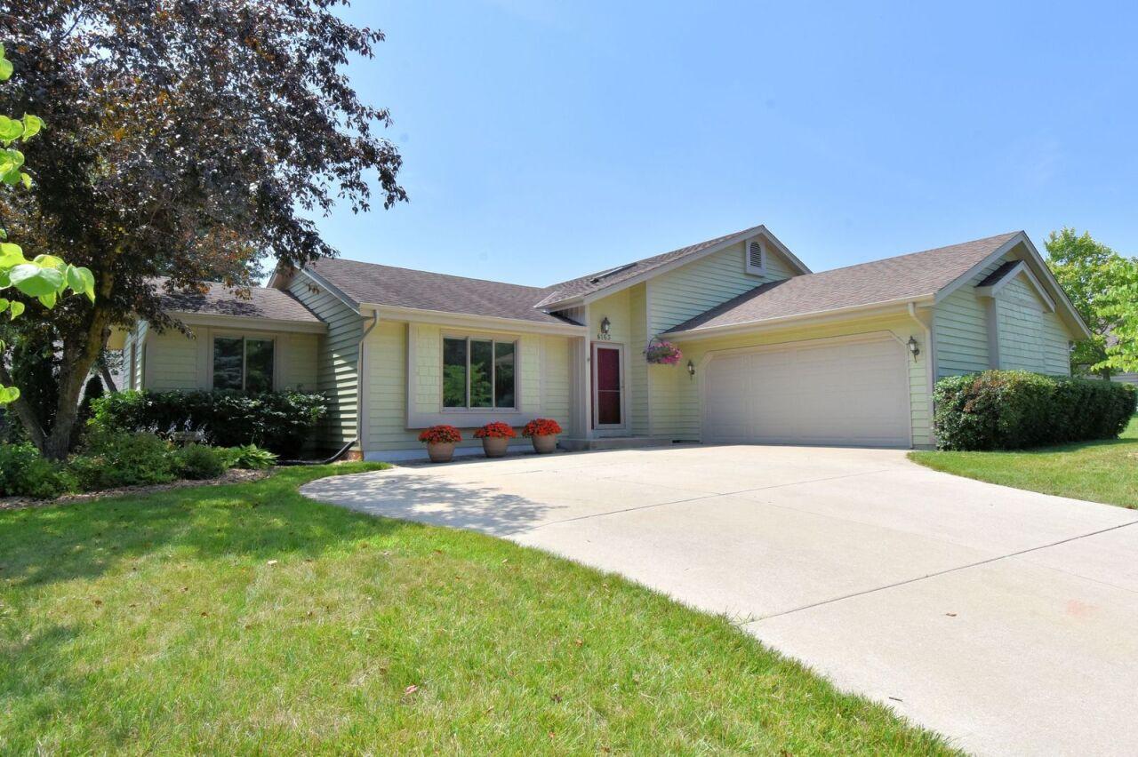 4163 W Hilltop Ln, Franklin, WI 53132