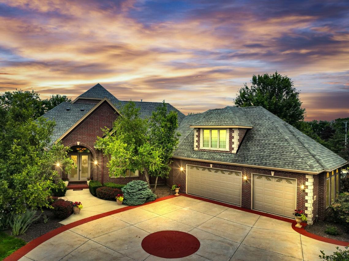 7426 S Stone Hedge Dr, Franklin, WI 53132
