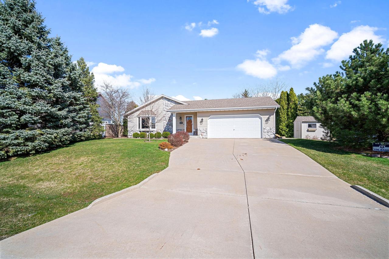 8070 S Long Meadow, Oak Creek, WI 53154
