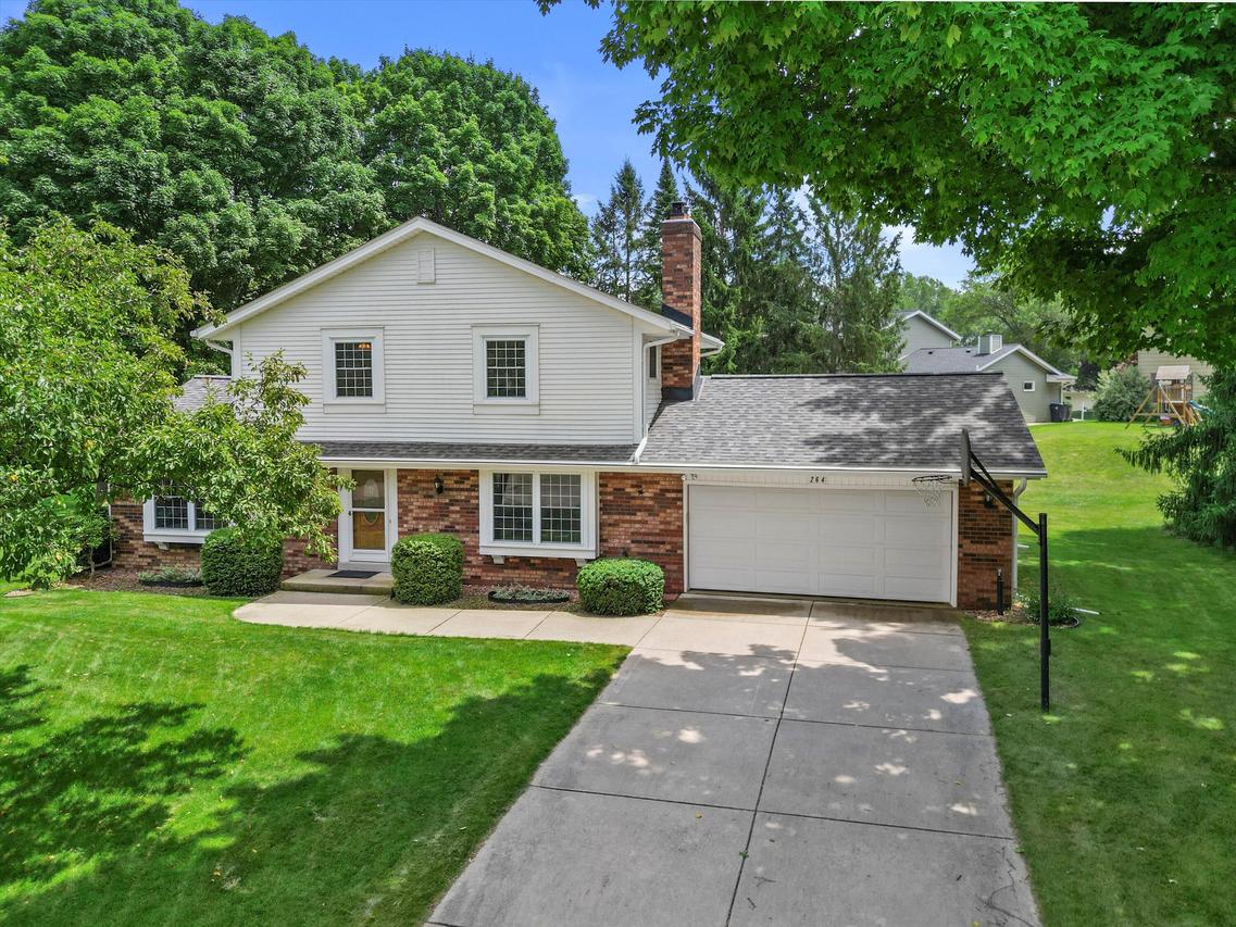 264 Oaklawn Ct, Pewaukee, WI 53072