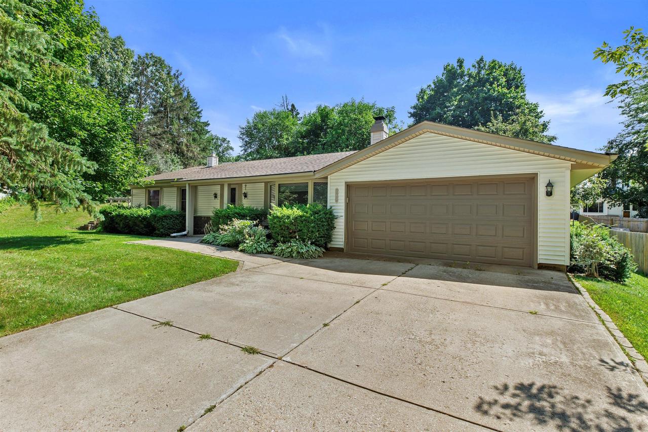 743 Chesham Ct, Hartland, WI 53029