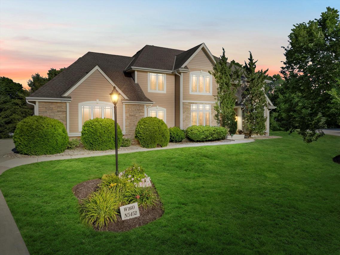 W160N5452 Westwind Dr, Menomonee Falls, WI 53051