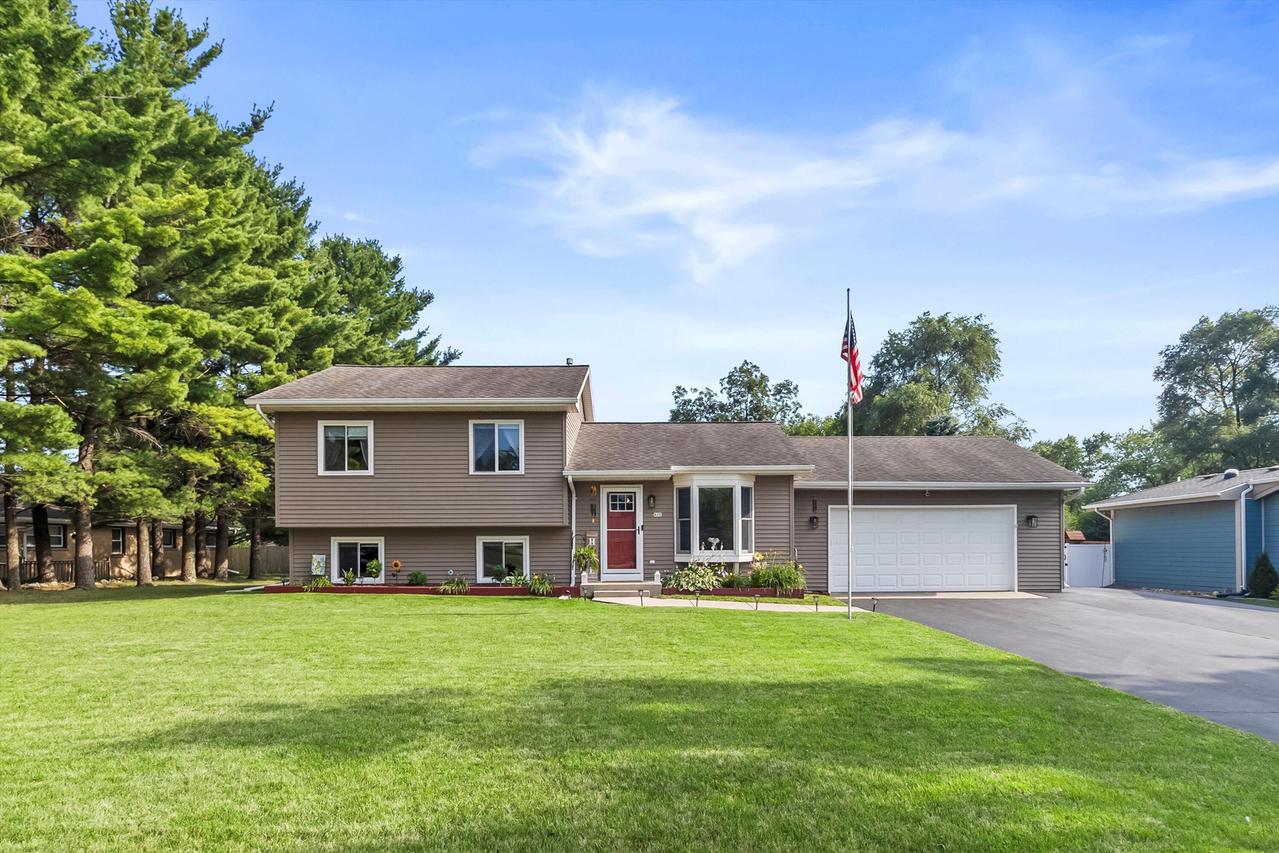 615 Andrew St, Eagle, WI 53119