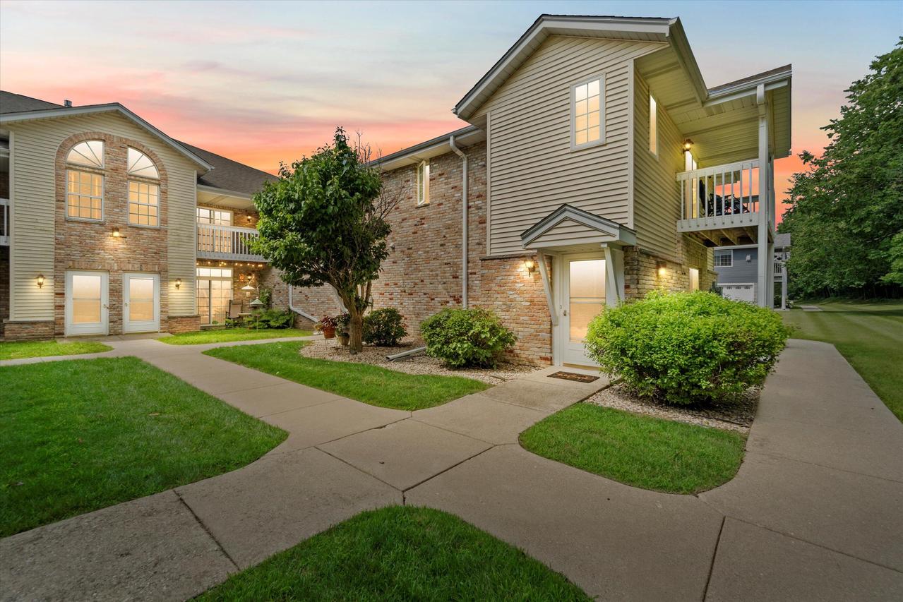 330 W Aspen Dr #12, Oak Creek, WI 53154