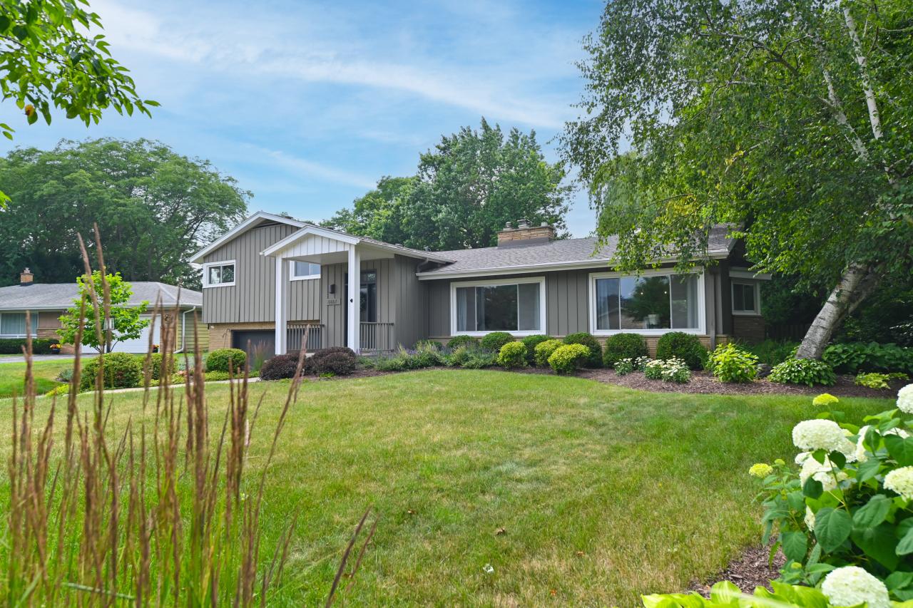 8887 N Malibu Dr, Bayside, WI 53217