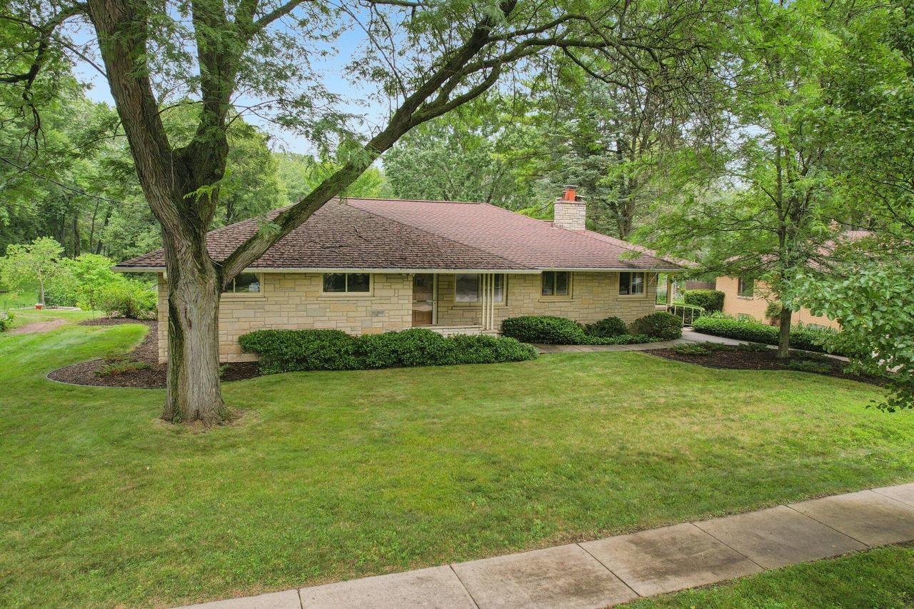 632 Oakland Ave, Mukwonago, WI 53149