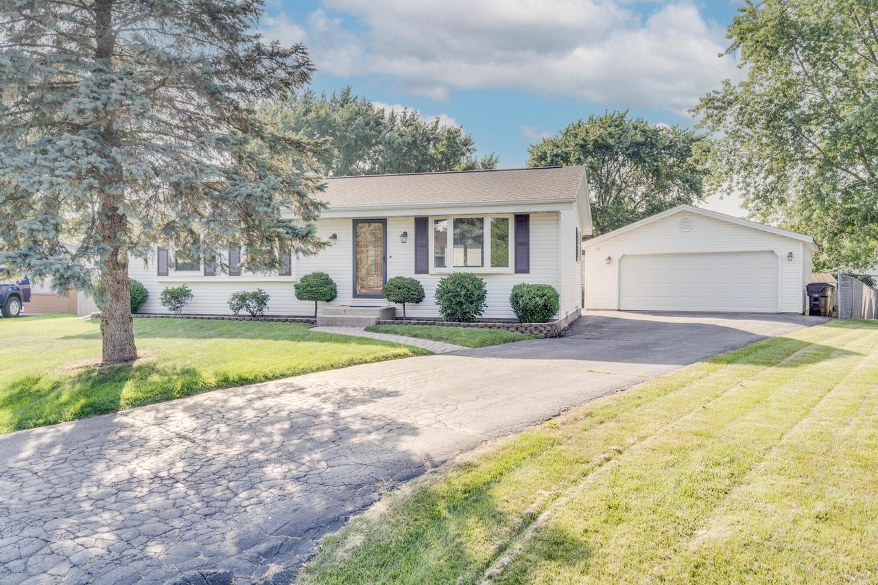 6720 White Birch Ct, Caledonia, WI 53402