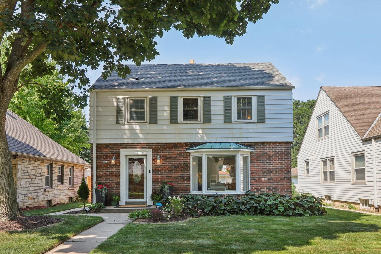2909 N 77th St, Milwaukee, WI 53222