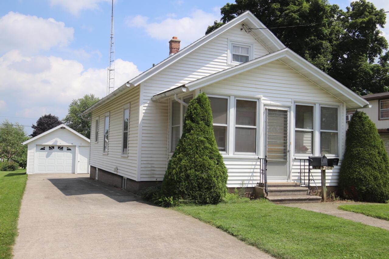2304 Prospect St, New Holstein, WI 53061
