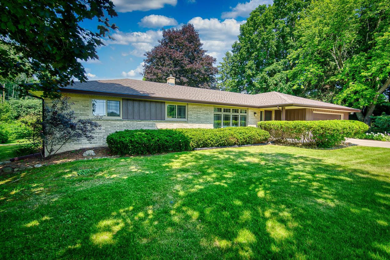 557 Granville Rd, Cedarburg, WI 53012