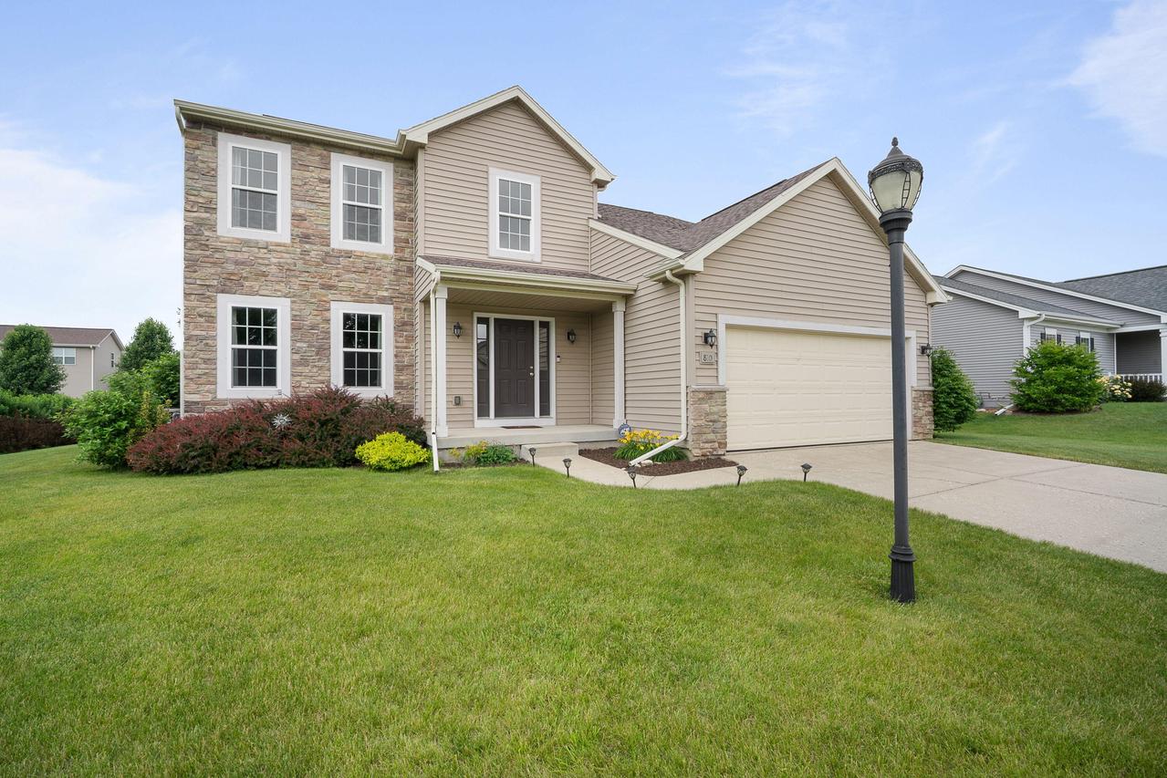 810 Meadowgate Dr, Waterford, WI 53185
