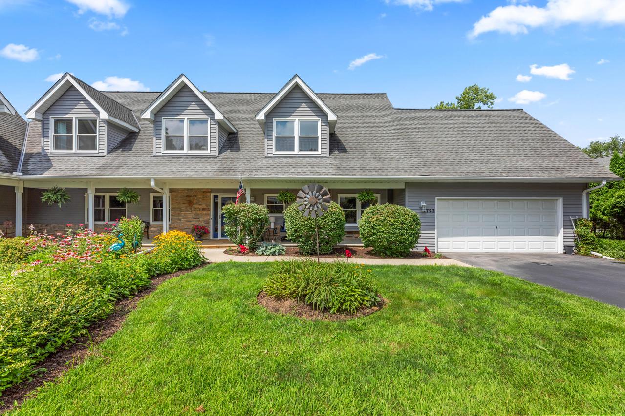 1722 Journeys Dr, Delafield, WI 53029