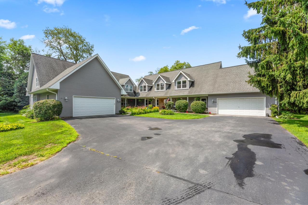 1722 Journeys Dr, Delafield, WI 53029