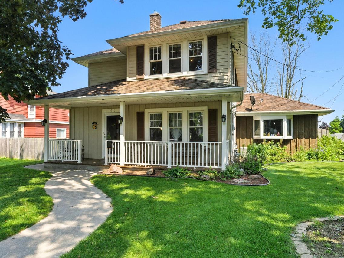911 N 6th St, Manitowoc, WI 54220
