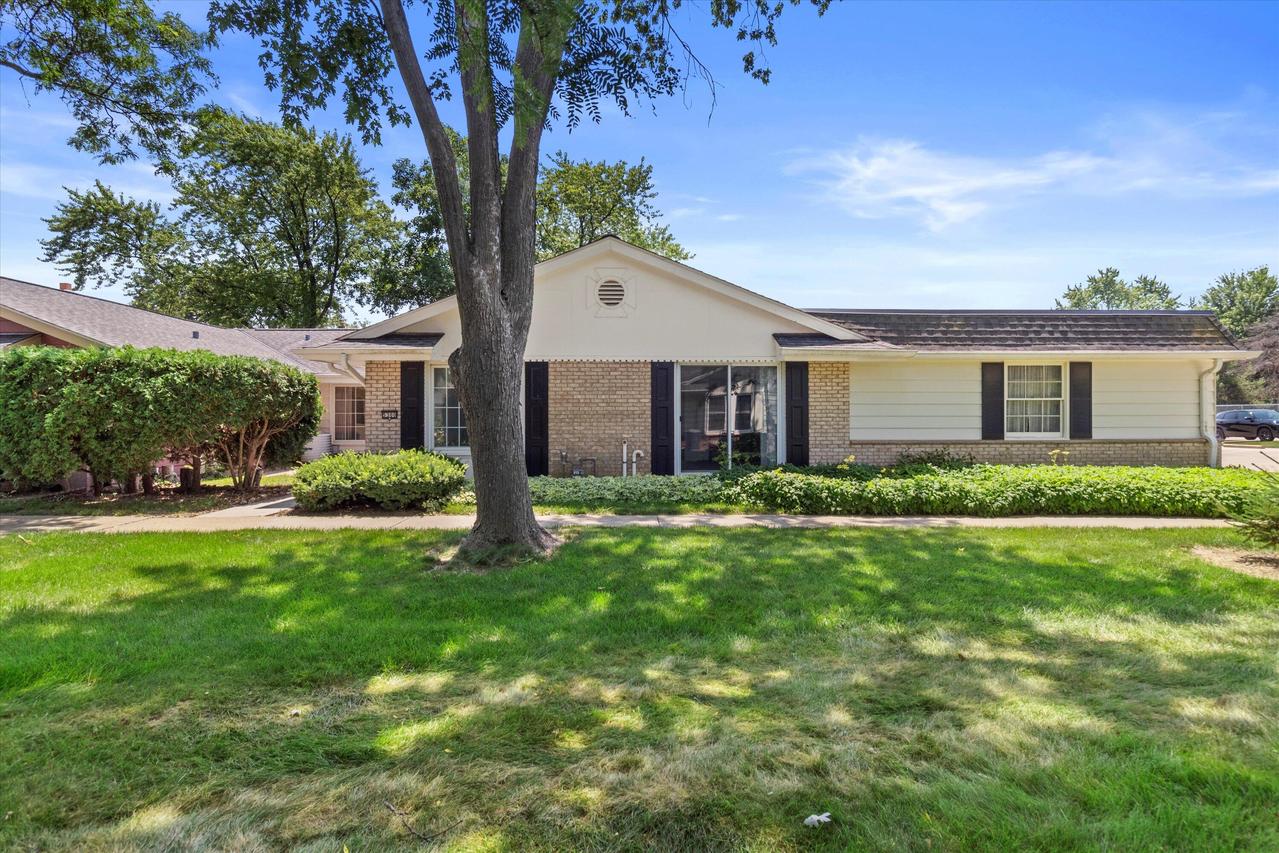 5300 Woodbridge Ln, Greenfield, WI 53221