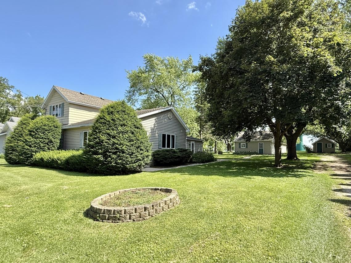 118 E School St, Sharon, WI 53585