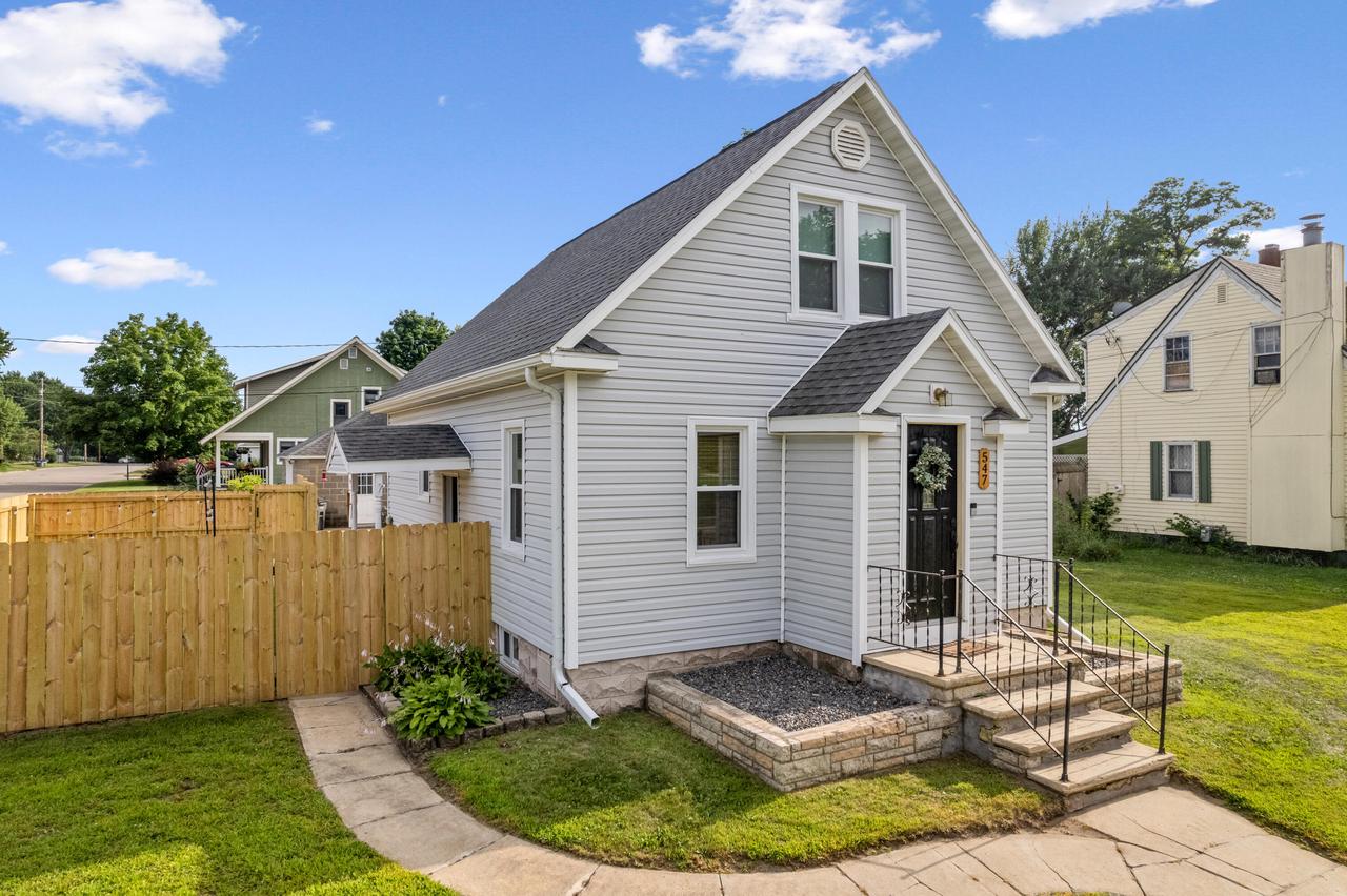 547 E Broadway St, Blair, WI 54616