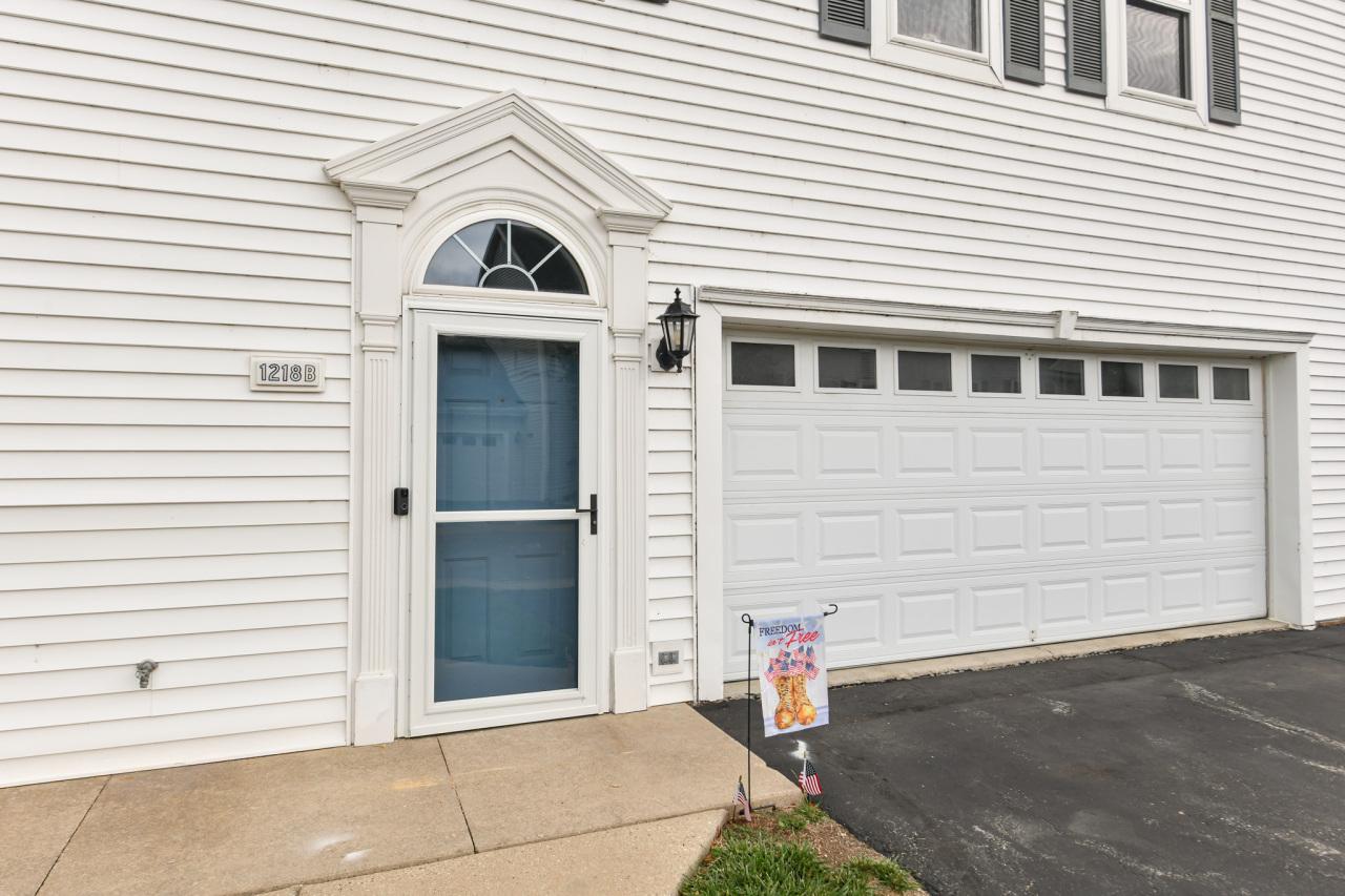 1218 Woodbury Cmn #B, Waukesha, WI 53189