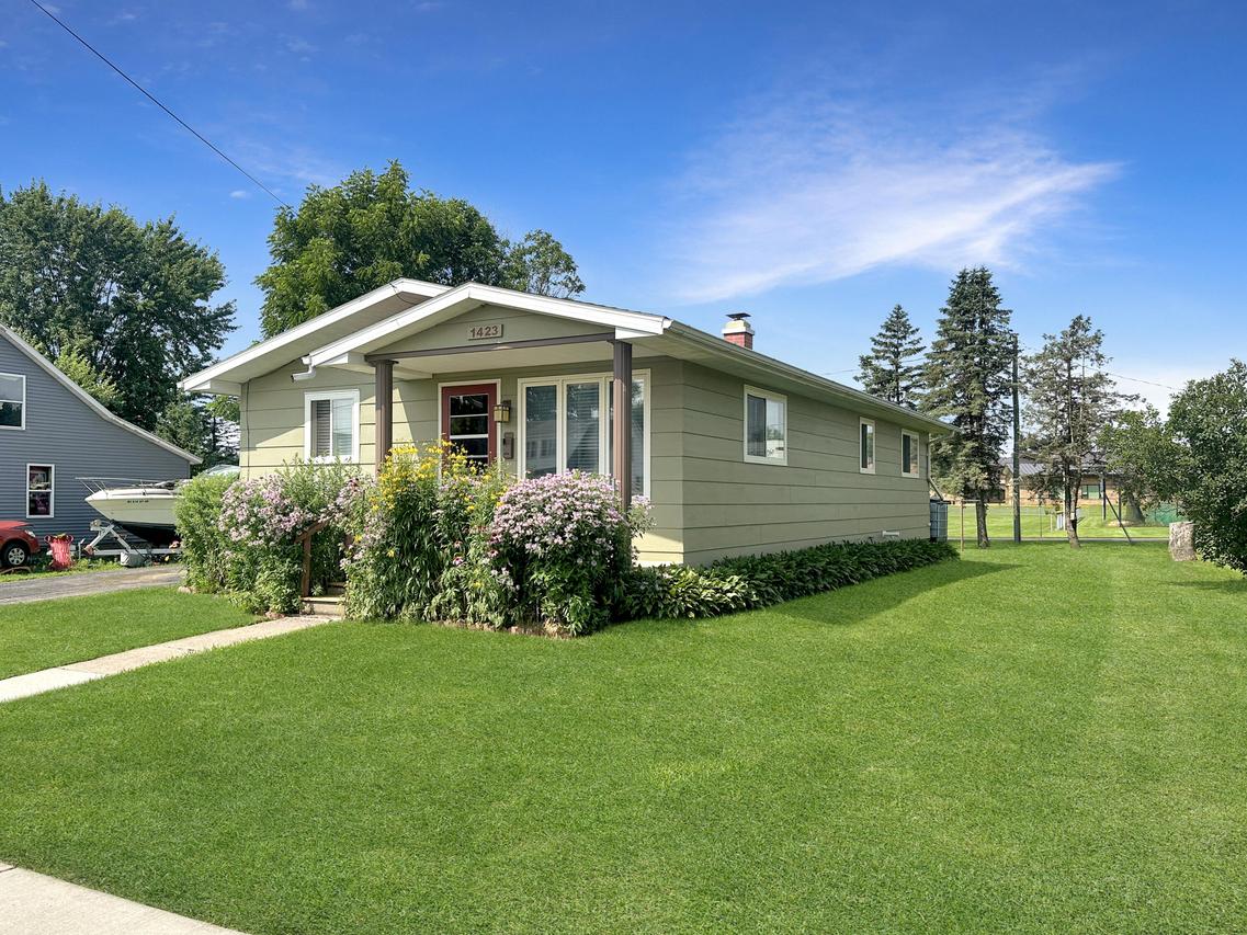 1423 Academy St, Elroy, WI 53929