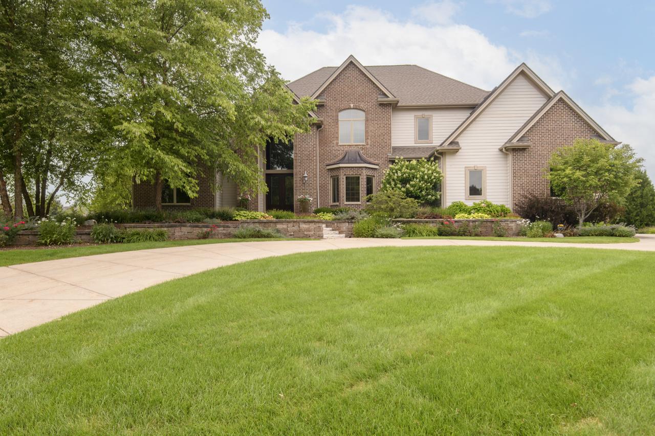 1195 Mary Hill, Hartland, WI 53029