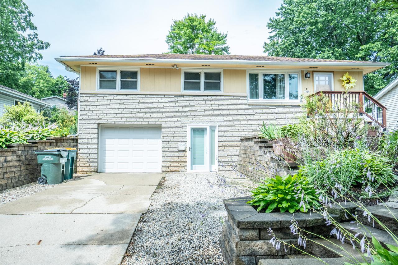 1924 Fairview Dr, West Bend, WI 53090
