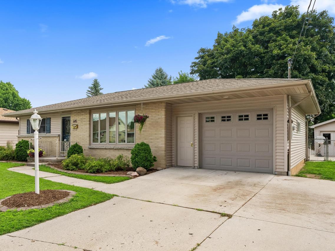 645 S 31st St, Manitowoc, WI 54220