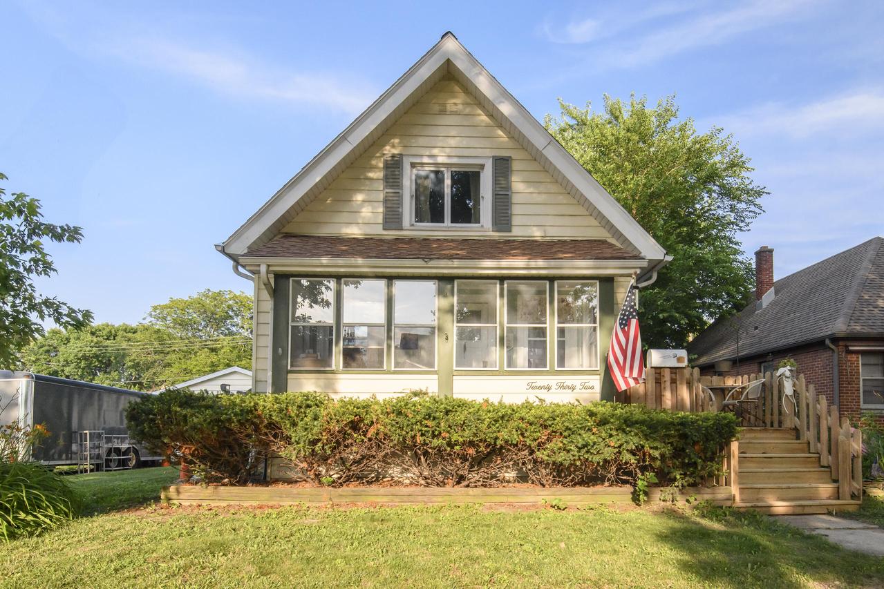 2032 S 96th St, West Allis, WI 53227